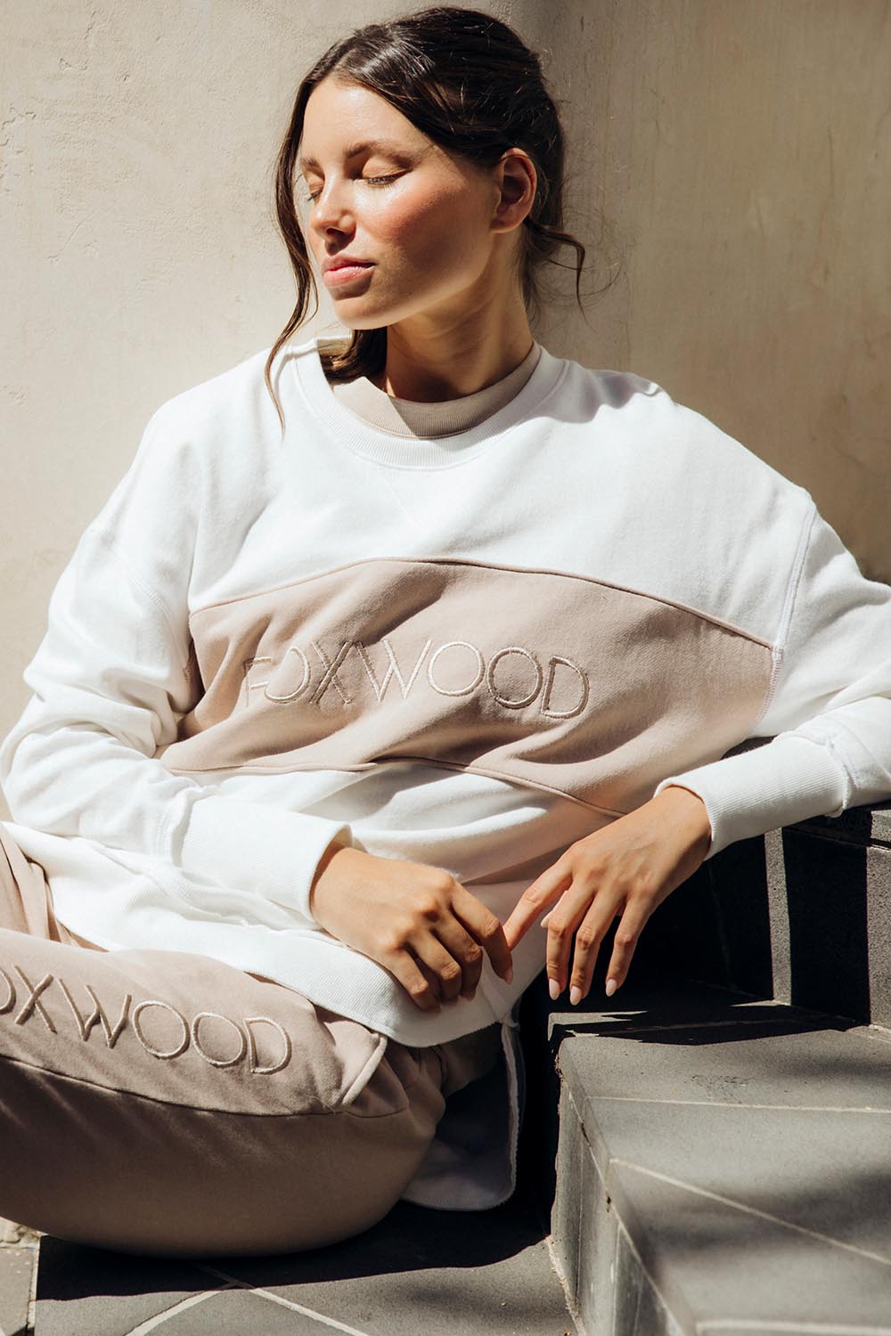 A model wearing the Leisure Simplified Tonal Crew in colour Vinwhite (White), from the front, showing the whole outfit