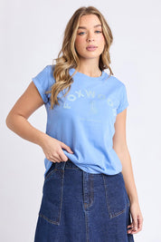 A model wearing the Elements Effortless Tee in colour Azurinebl (Blue), from the front, cropped image