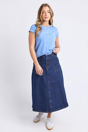 A model wearing the Elements Effortless Tee in colour Azurinebl (Blue), from the front, showing the whole outfit