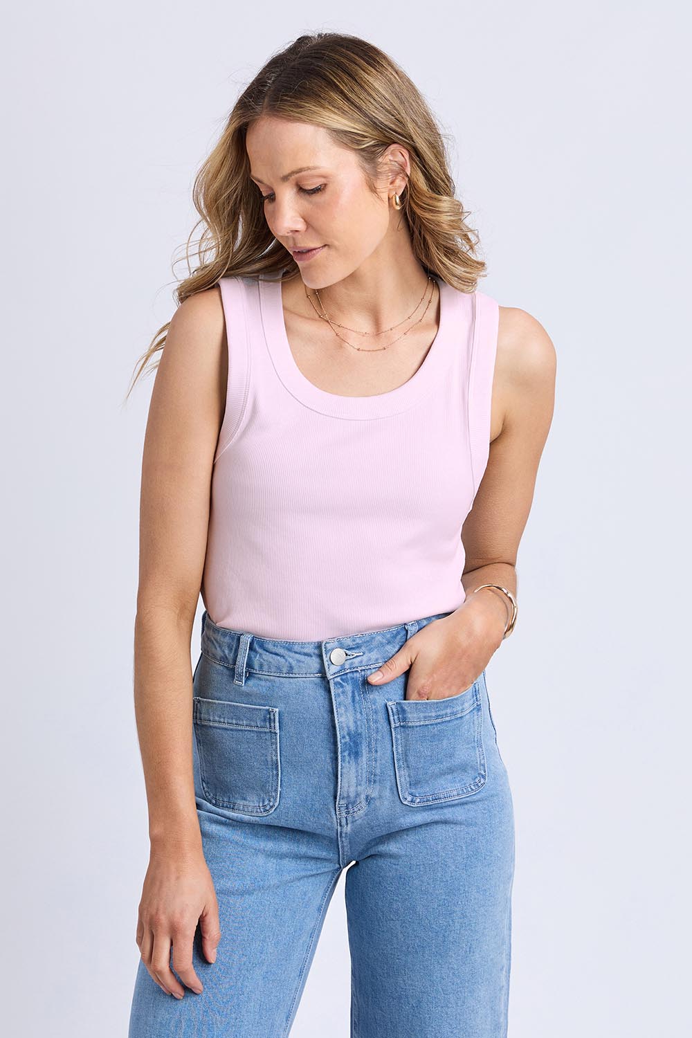 Model Genericm wearing size sample of the Elements Iris Rib Cotton Tank – Ballerinap in colour Ballerinap, in a cropped view