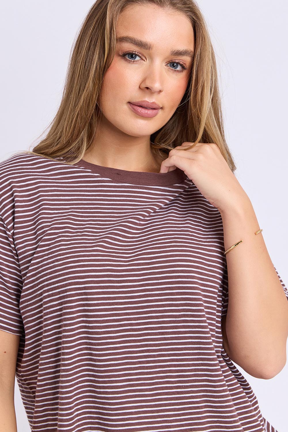 Model Genericm wearing size sample of the Elements Hutch Stripe Cotton Tee – Chocwhite in colour Chocwhite, in a cropped view