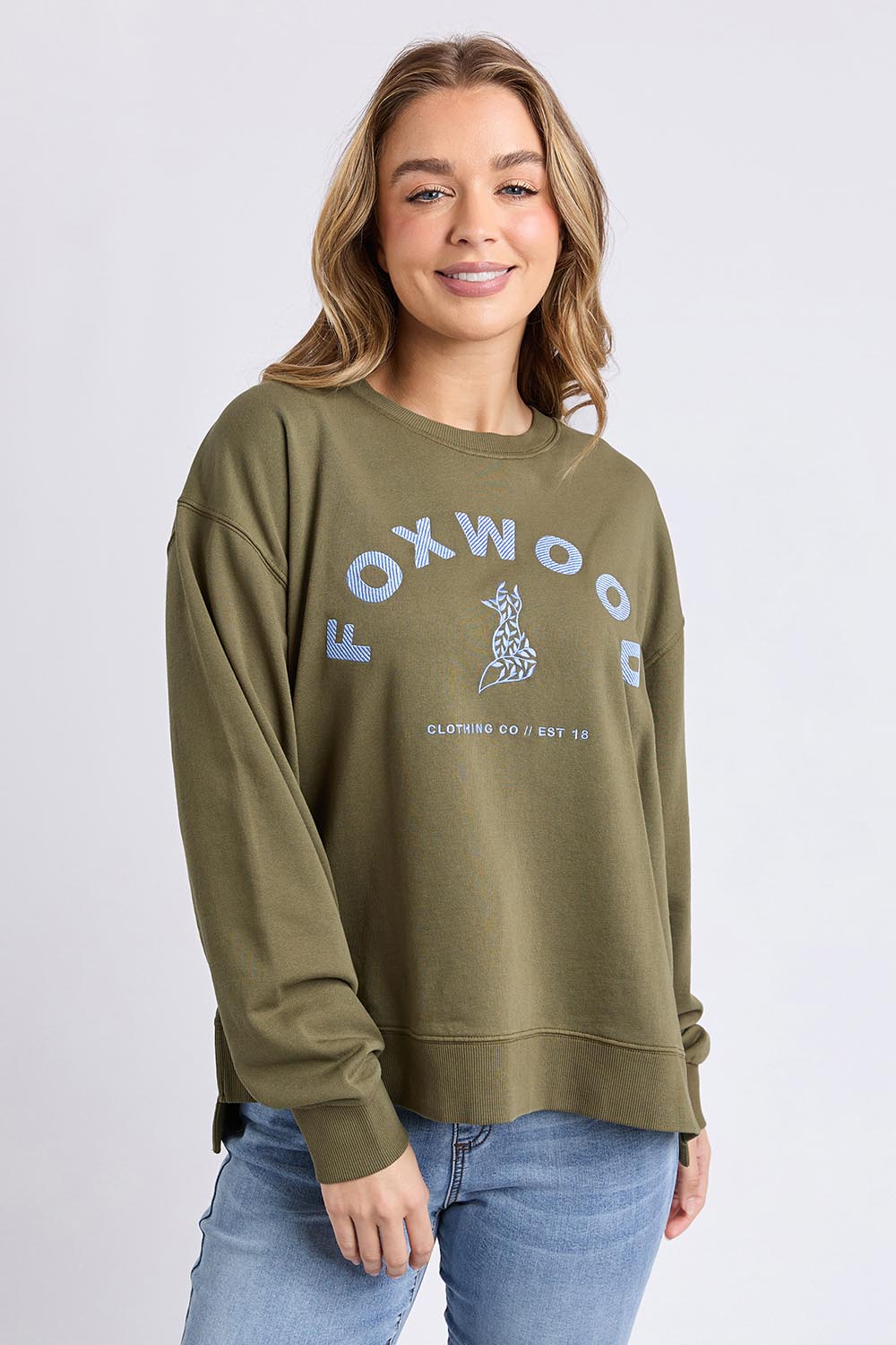 A model wearing the Elements Effortless Contrast Cotton Crew in colour Wintermoss (Green), from the front, cropped image