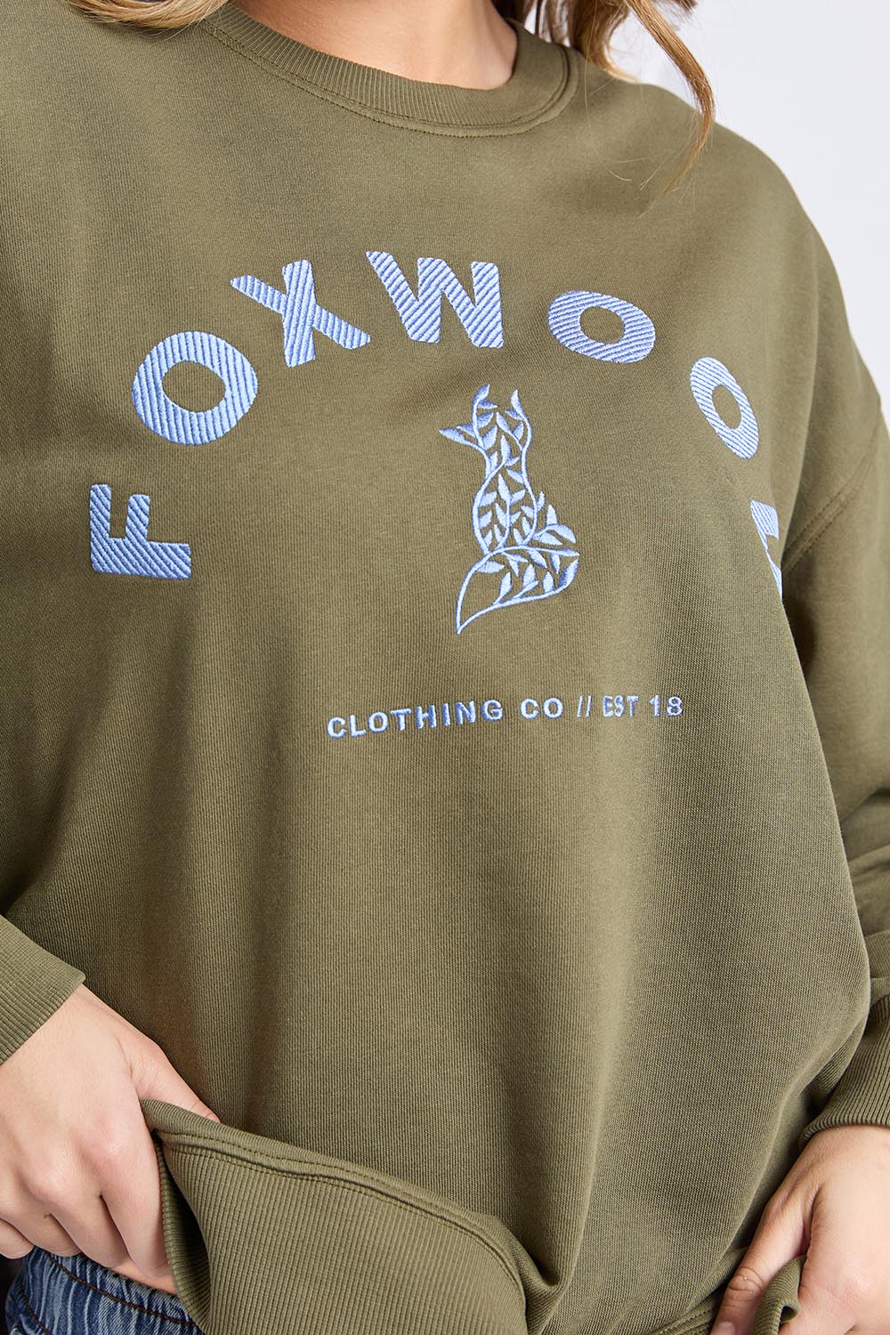 A model wearing the Elements Effortless Contrast Cotton Crew in colour Wintermoss (Green), from the front, cropped image
