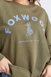 A model wearing the Elements Effortless Contrast Cotton Crew in colour Wintermoss (Green), from the front, cropped image