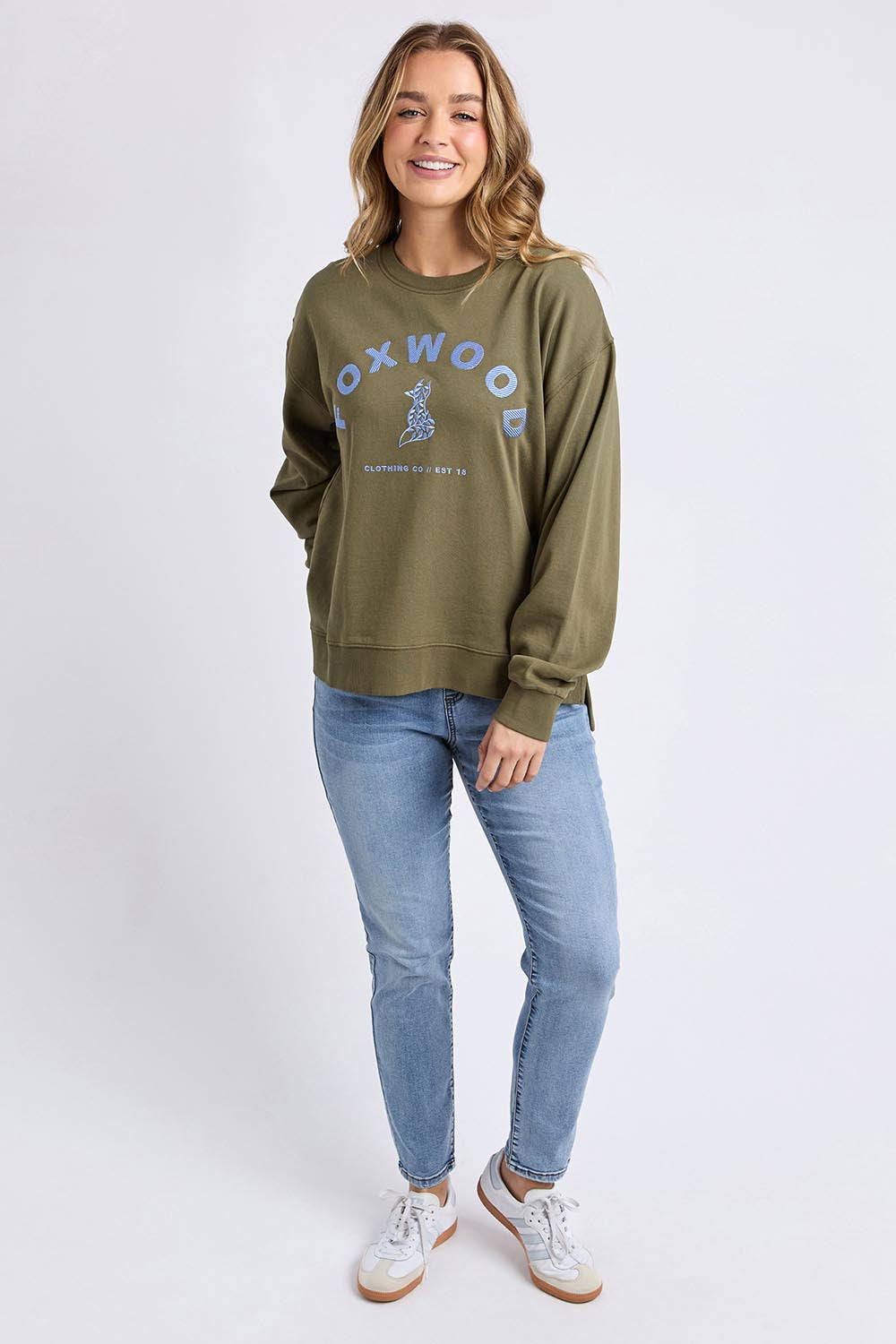 A model wearing the Elements Effortless Contrast Cotton Crew in colour Wintermoss (Green), from the front, showing the whole outfit