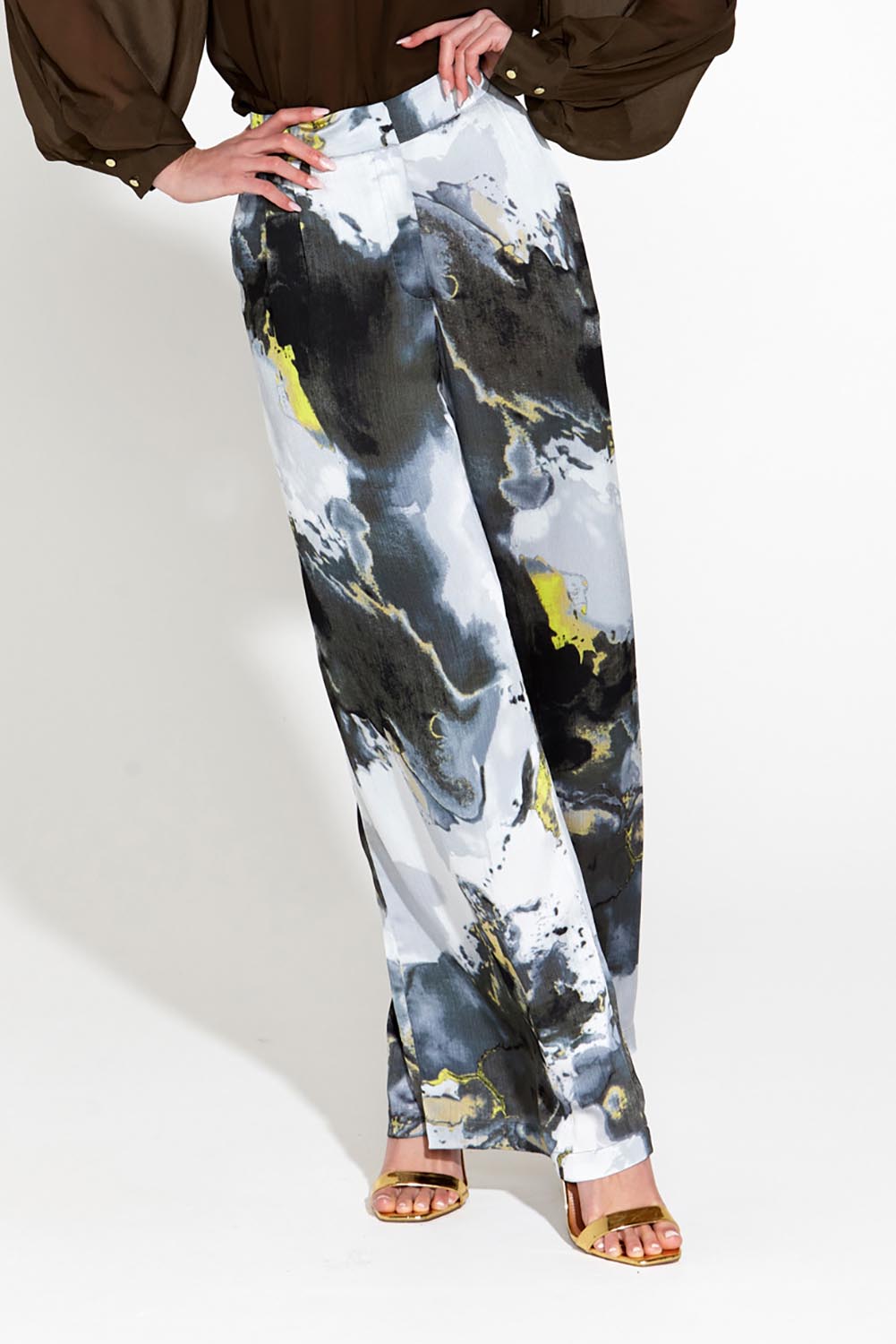 A model wearing the Transfixed Wide Leg Pant in colour Marble (Black), from the front, cropped image