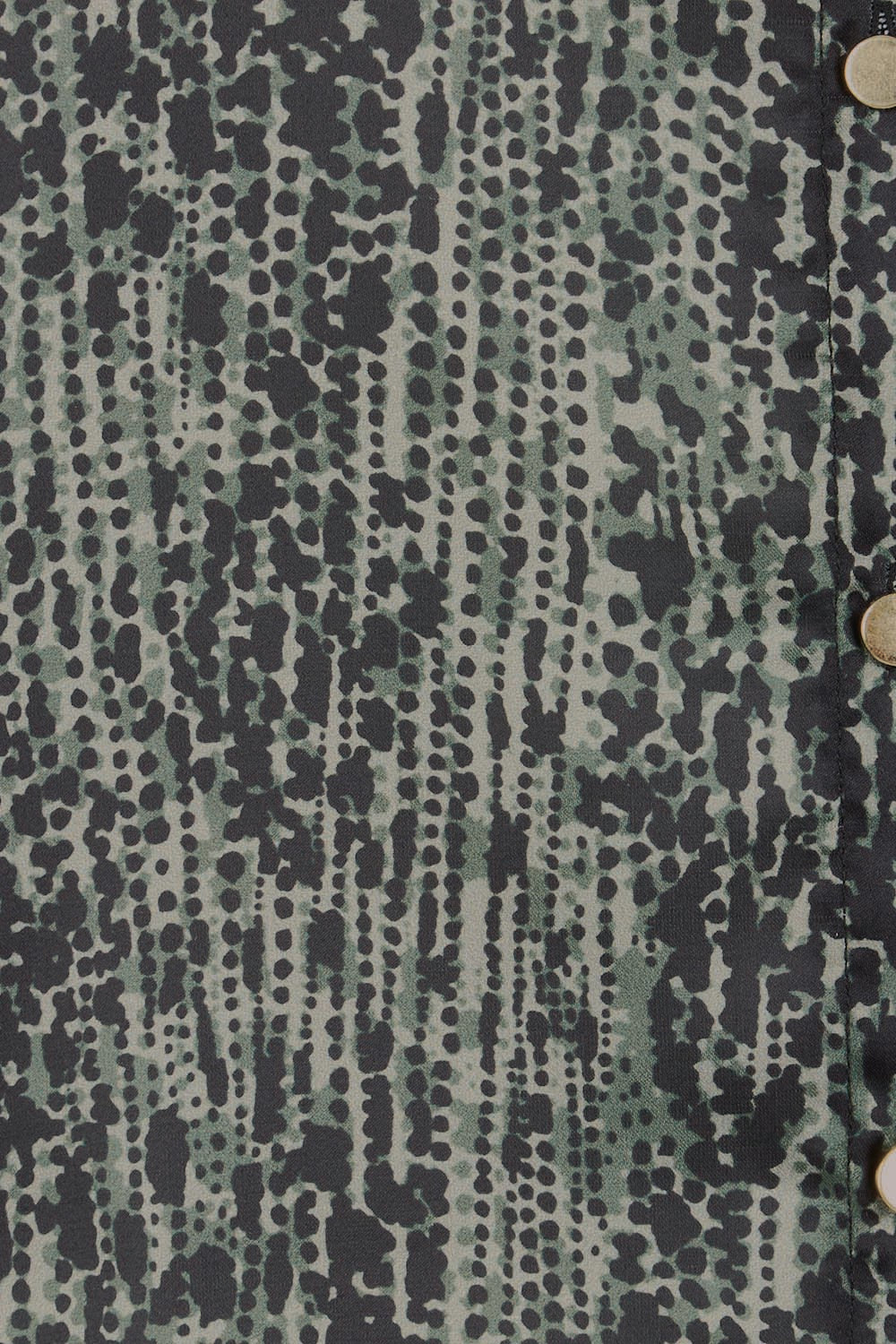 Product shot of the Explorer Shirt in colour Leopard (Green), detail