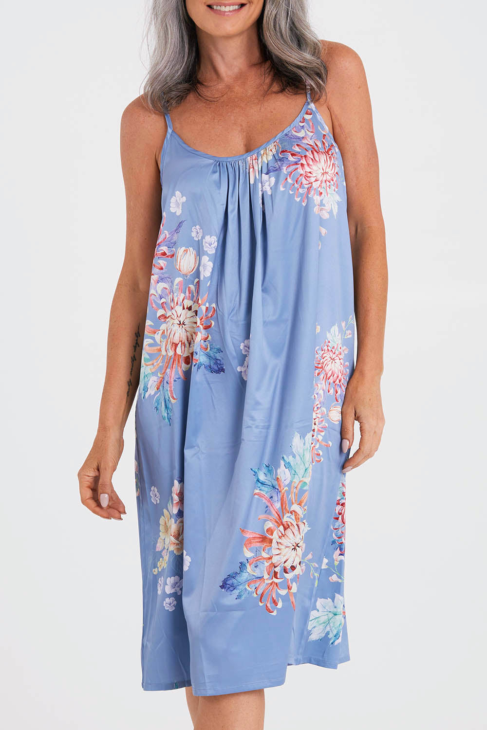 Model Luisa wearing the Rianna Mid Chemise in colour Dusk (Blue), from the front, cropped image