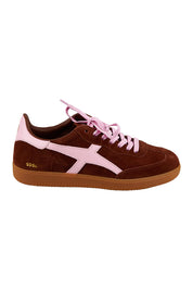 Product shot of the 2001 Crossroads Suede Sneaker in colour Coffeecand, from the front