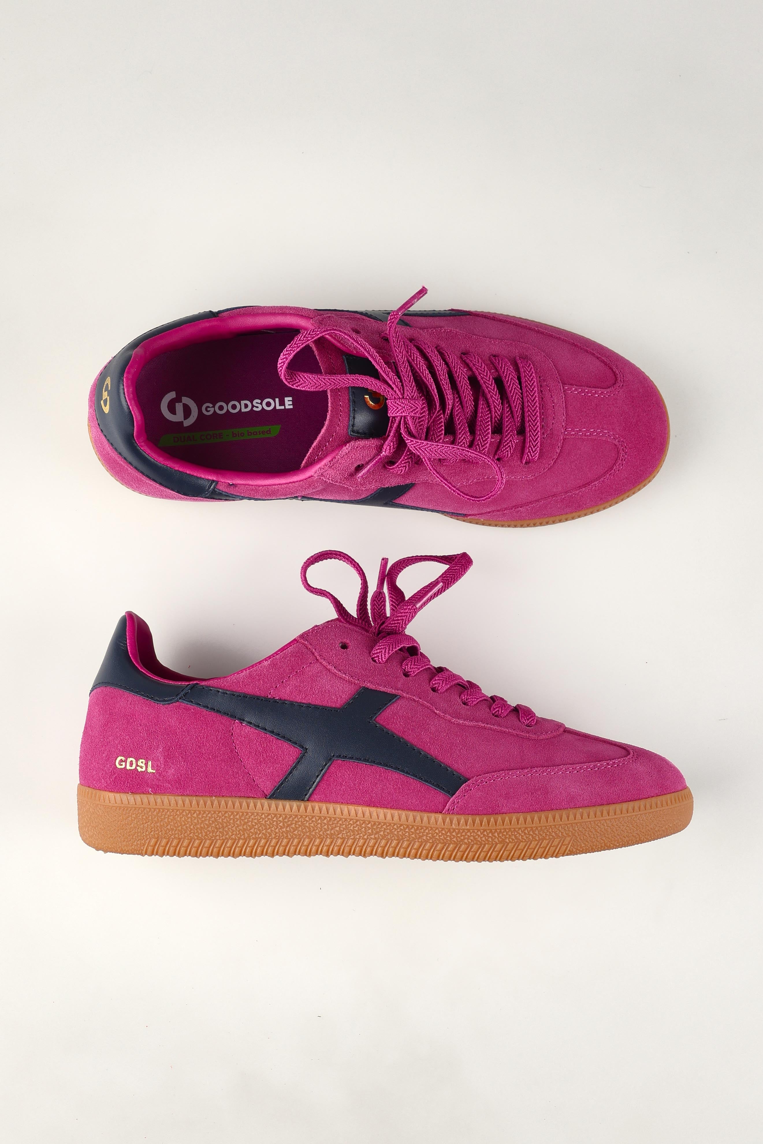 A model wearing size 37 of the 2001 Crossroads Suede Sneaker in colour Crimsonavy (Pink), from the front, showing the whole outfit
