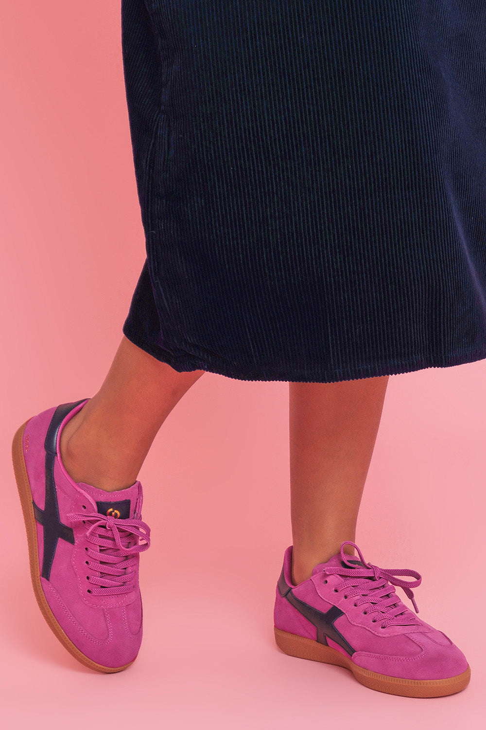 Model Ziara wearing size 39 of the 2001 Crossroads Suede Sneaker in colour Crimsonavy (Pink), from the front, showing the whole outfit