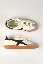 A model wearing the 2001 Crossroads Suede Sneaker in colour Ivorycoffe, from the front, showing the whole outfit