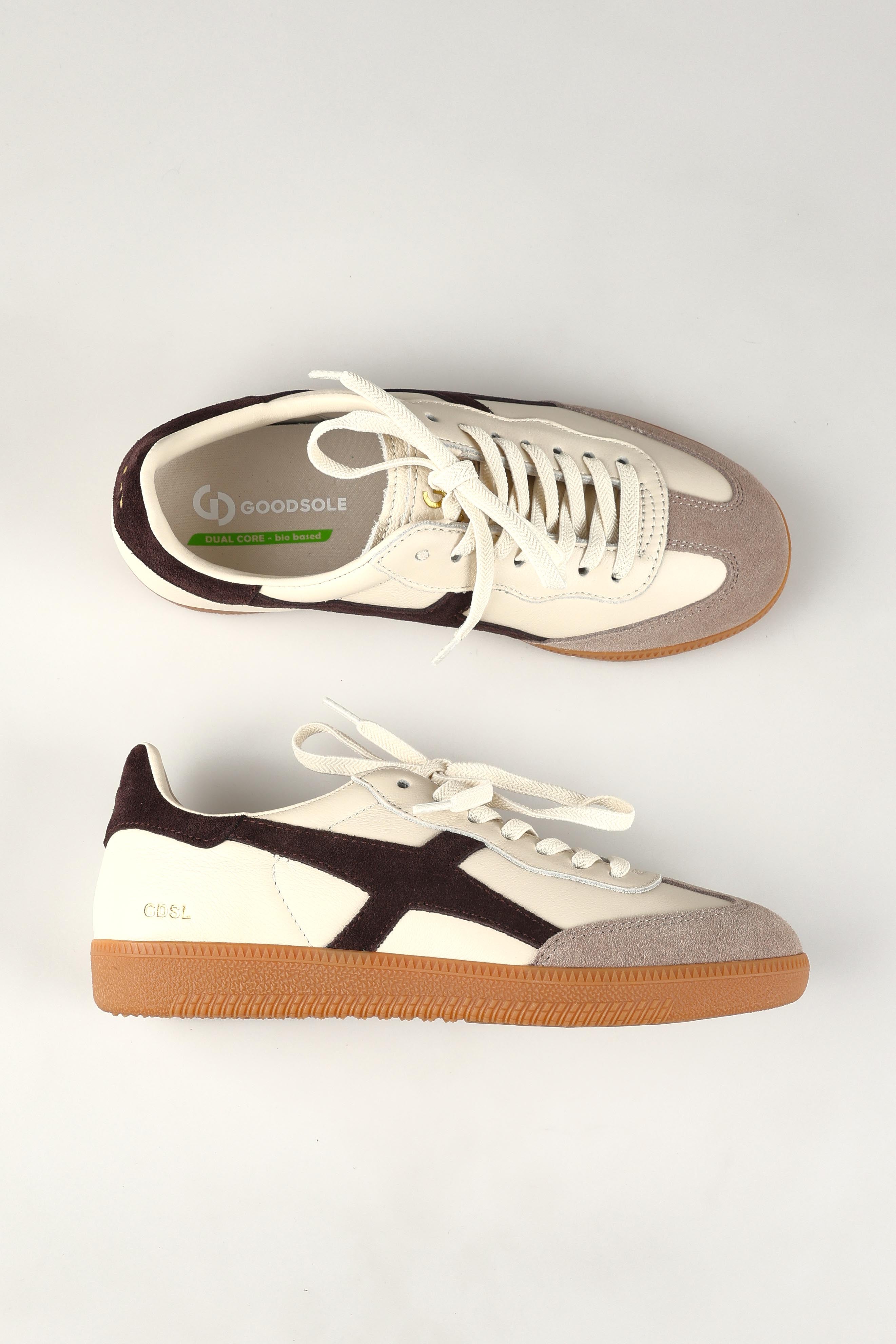 A model wearing the 2001 Crossroads Suede Sneaker in colour Ivorycoffe, from the front, showing the whole outfit