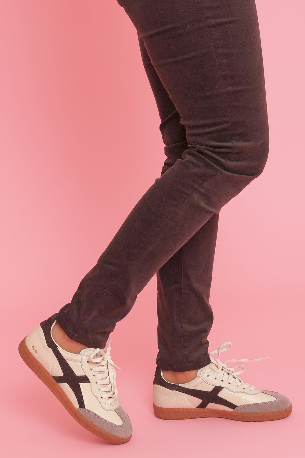 Model Ziara wearing size 39 of the 2001 Crossroads Suede Sneaker in colour Ivorycoffe, from the front, showing the whole outfit
