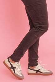Model Ziara wearing size 39 of the 2001 Crossroads Suede Sneaker in colour Ivorycoffe, from the front, showing the whole outfit