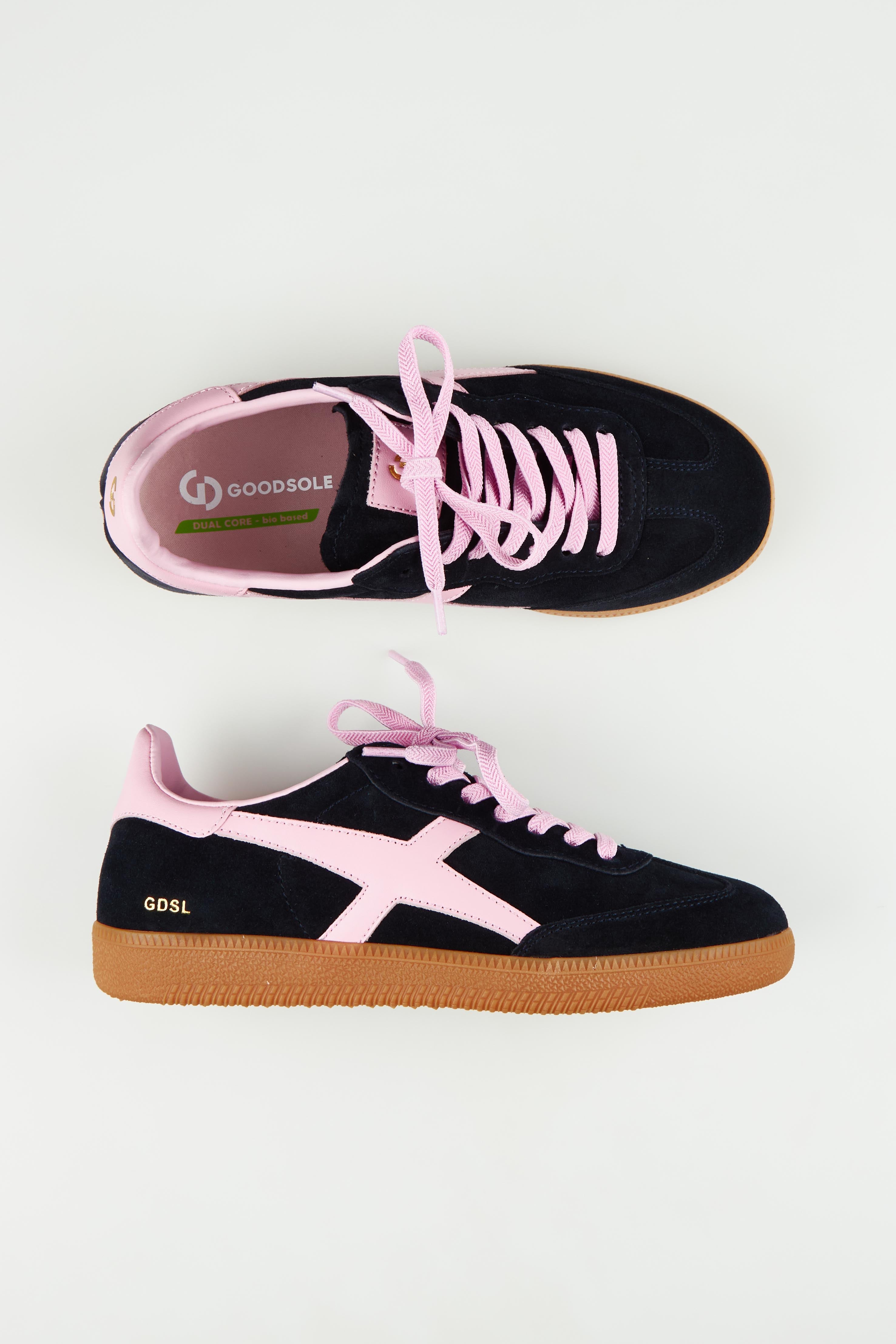 A model wearing size 37 of the 2001 Crossroads Suede Sneaker in colour Navypink (Blue), from the front, showing the whole outfit