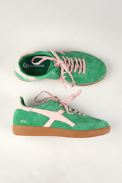 A model wearing size 37 of the 2001 Crossroads Suede Sneaker in colour Pinepink (Green), from the front, showing the whole outfit
