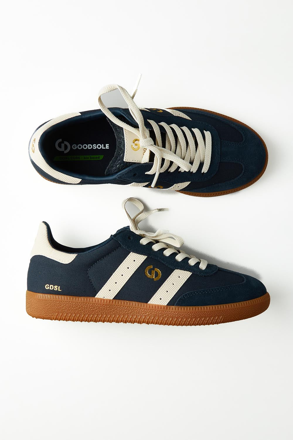 A model wearing size 37 of the 2001 Parallel Suede Canvas Sneaker in colour Nightsky (Blue), from the front, showing the whole outfit