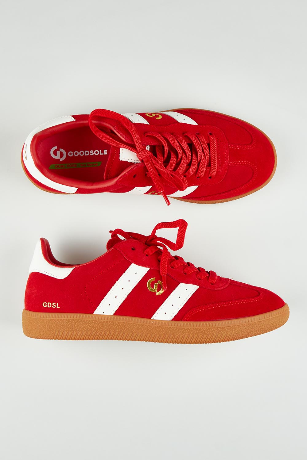 A model wearing size 37 of the 2001 Parallel Suede Sneaker in colour Auroared (Red), from the front, showing the whole outfit
