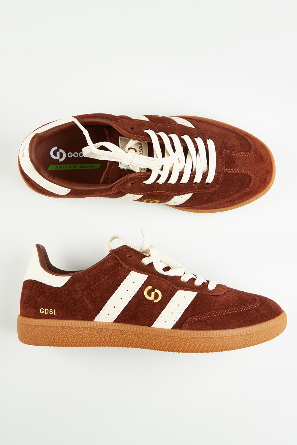 A model wearing size 37 of the 2001 Parallel Suede Sneaker in colour Coffeeivor, from the front, showing the whole outfit