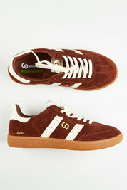 A model wearing size 37 of the 2001 Parallel Suede Sneaker in colour Coffeeivor, from the front, showing the whole outfit