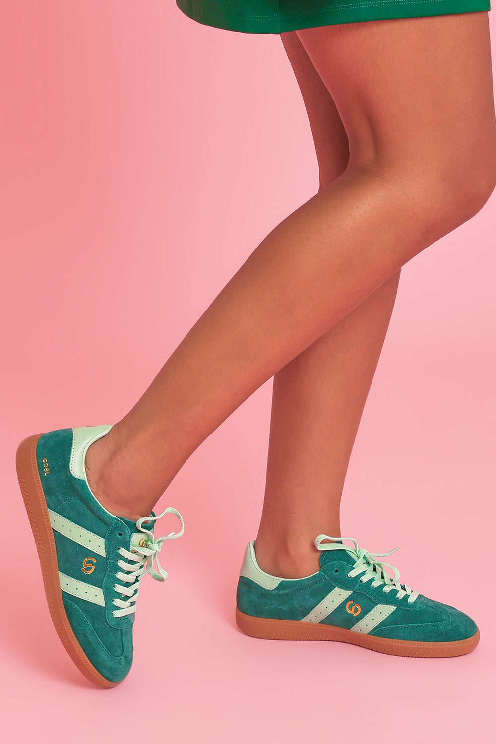 Model Ziara wearing size 39 of the 2001 Parallel Suede Sneaker in colour Greenmint (Green), from the front, showing the whole outfit