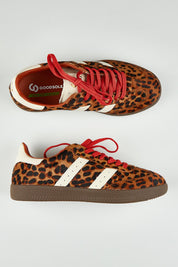 A model wearing size 37 of the 2001 Parallel Suede Sneaker in colour Leoivory, from the front, showing the whole outfit