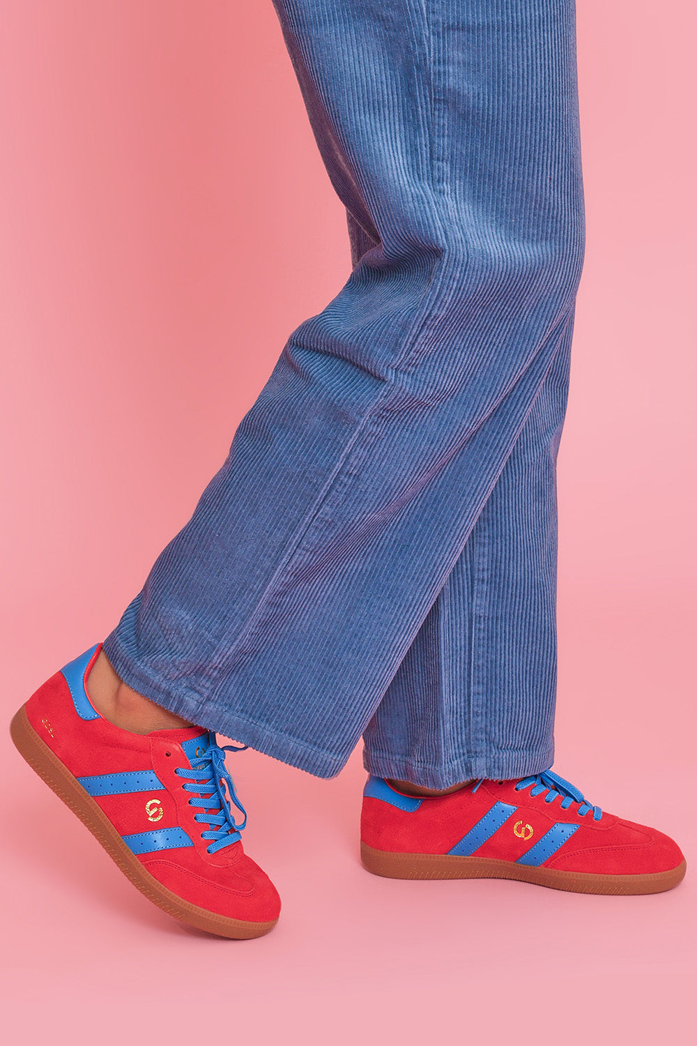 Model Ziara wearing size 39 of the 2001 Parallel Suede Sneaker in colour Melonblue (Red), from the front, showing the whole outfit