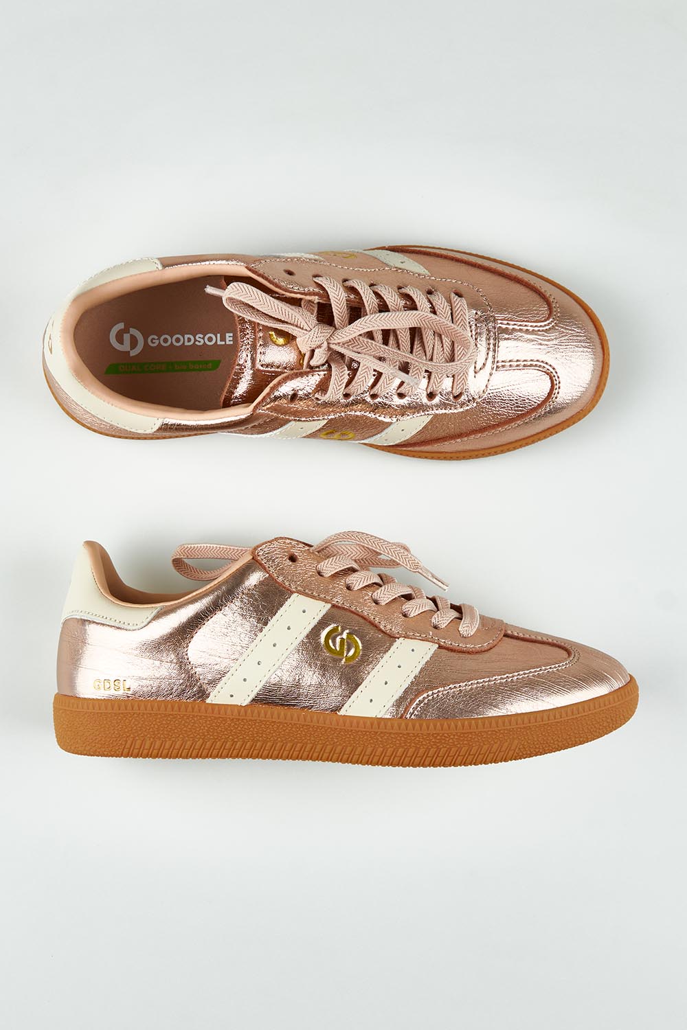 A model wearing size 37 of the 2001 Parallel Suede Sneaker in colour Rosegold (Metallics), from the front, showing the whole outfit