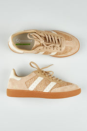 A model wearing size 37 of the 2001 Parallel Suede Sneaker in colour Sandraff, from the front, showing the whole outfit