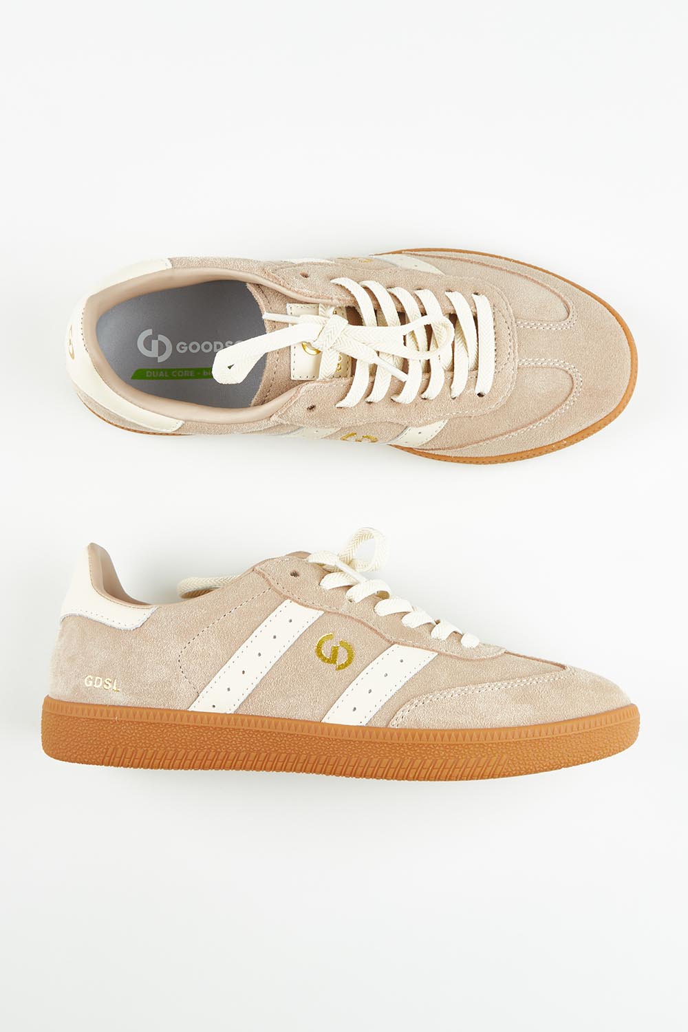 A model wearing size 37 of the 2001 Parallel Suede Sneaker in colour Troptaupe, from the front, showing the whole outfit