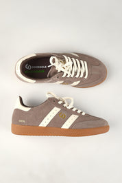 A model wearing size 37 of the 2001 Parallel Suede Sneaker in colour Walnutivor, from the front, showing the whole outfit