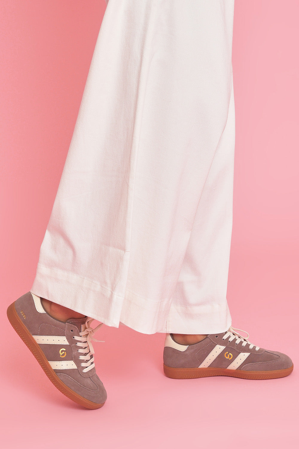 Model Ziara wearing size 39 of the 2001 Parallel Suede Sneaker in colour Walnutivor, from the front, showing the whole outfit