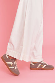 Model Ziara wearing size 39 of the 2001 Parallel Suede Sneaker in colour Walnutivor, from the front, showing the whole outfit