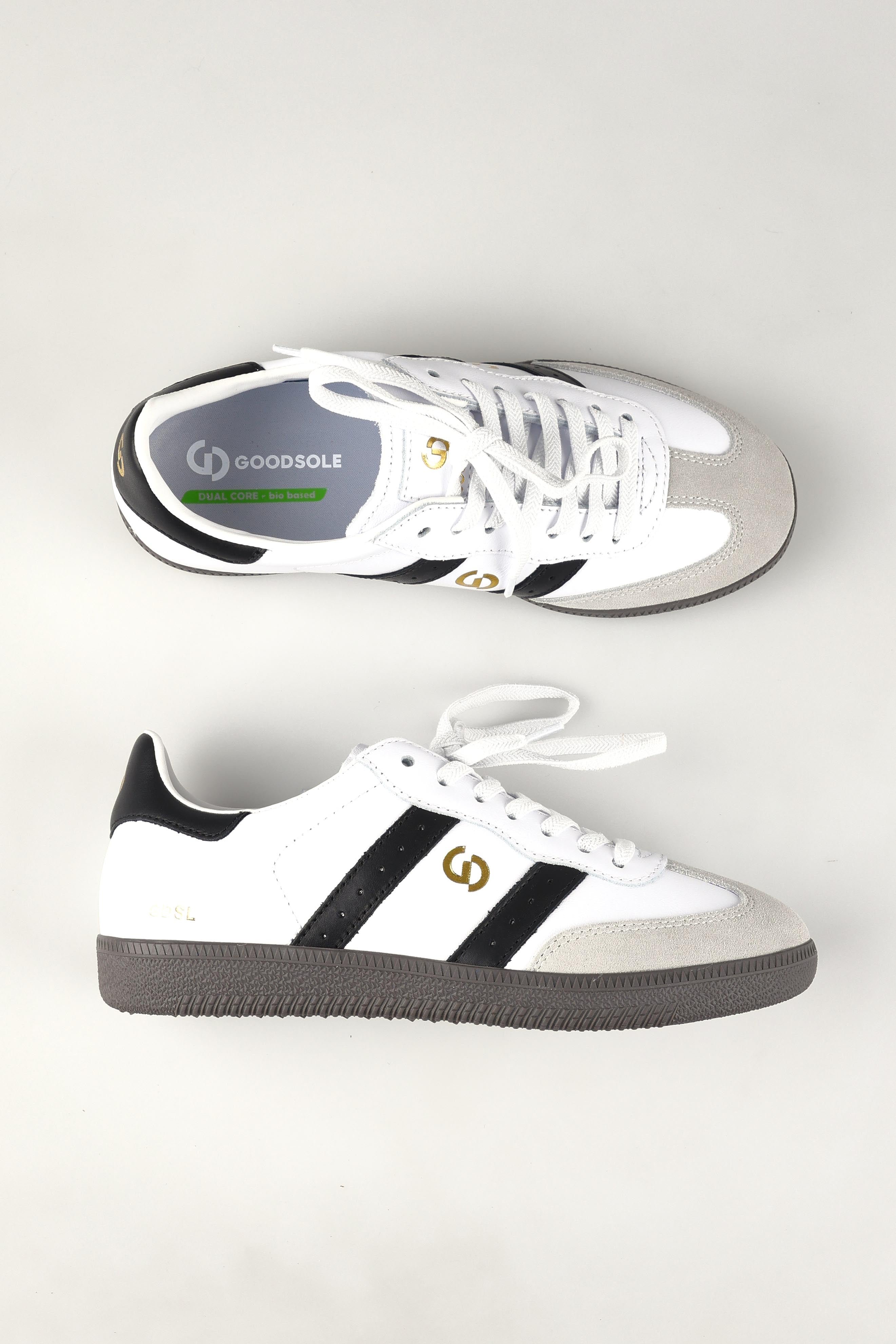 A model wearing size 37 of the 2001 Parallel Suede Sneaker in colour Whiteblack (White), from the front, showing the whole outfit