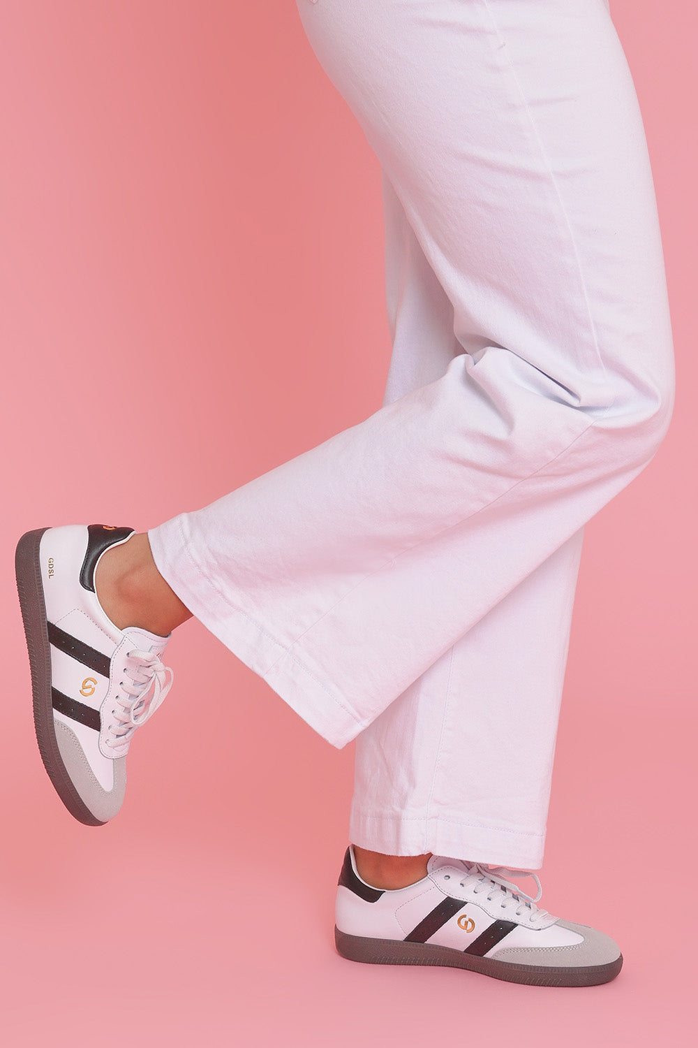 Model Ziara wearing size 39 of the 2001 Parallel Suede Sneaker in colour Whiteblack (White), from the front, showing the whole outfit