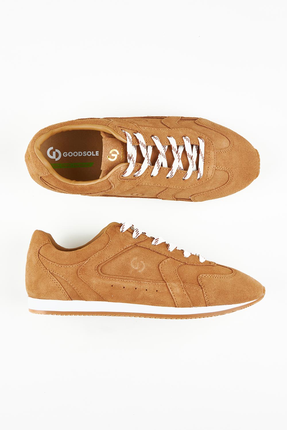A model wearing size 36 of the 3001 Balance Suede Sneaker in colour Cubansand, from the front, showing the whole outfit