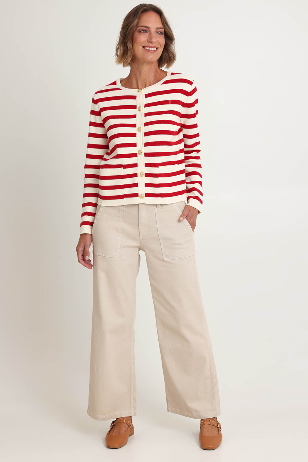 Model Riina wearing size 10 of the Hudson Wide Leg Jean in colour Natural, from the front, showing the whole outfit