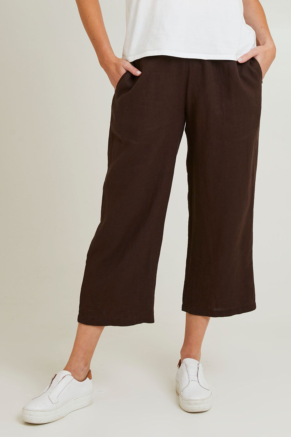 Model Grace wearing size 10 of the Classic Wide Leg Linen Pant in colour Koko, from the front, cropped image