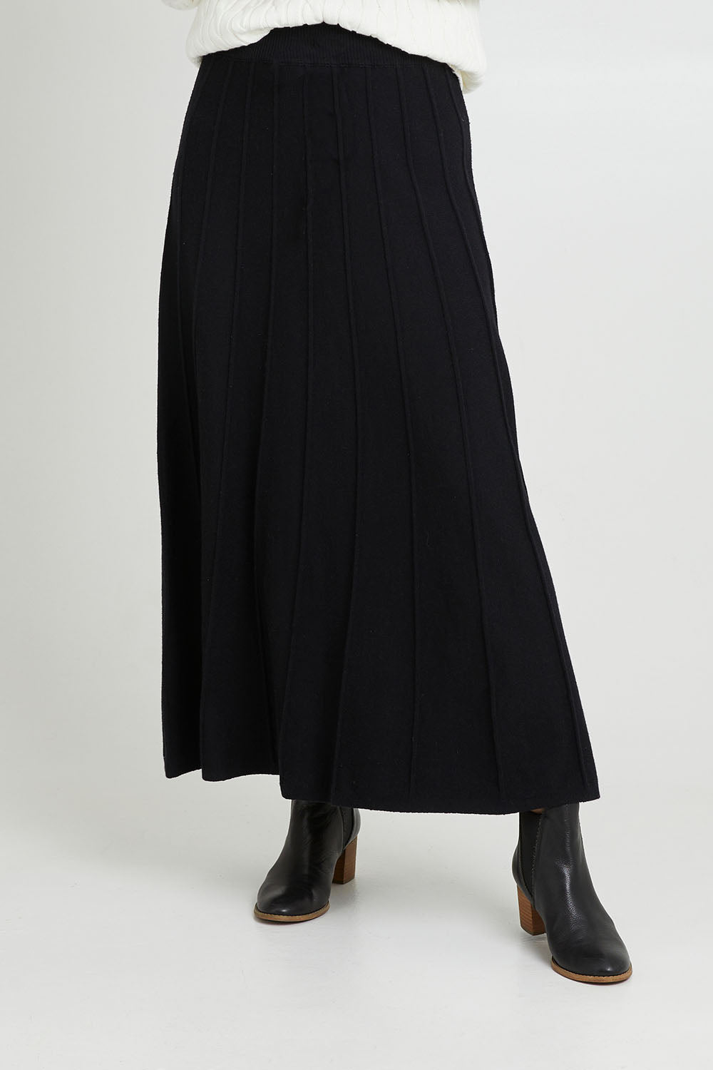 Model Luisa wearing size S of the Kate Knit Long Skirt in colour Black (Black), from the front, cropped image