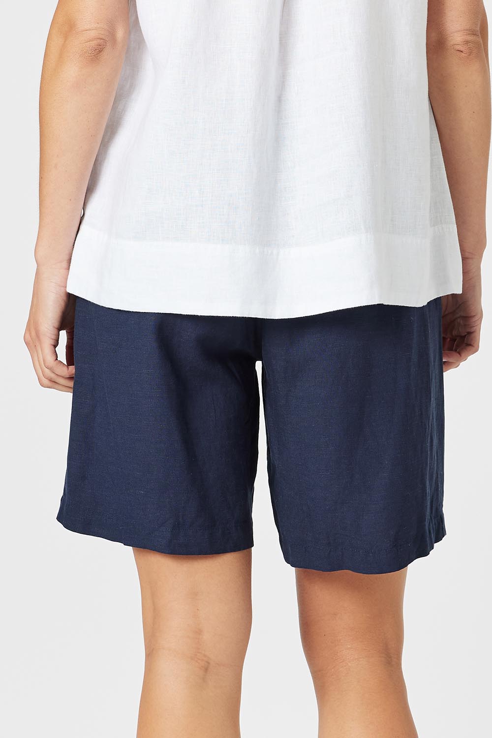A model wearing the Lino Linen Blend Shorts in colour Navy (Blue), from the front, cropped image
