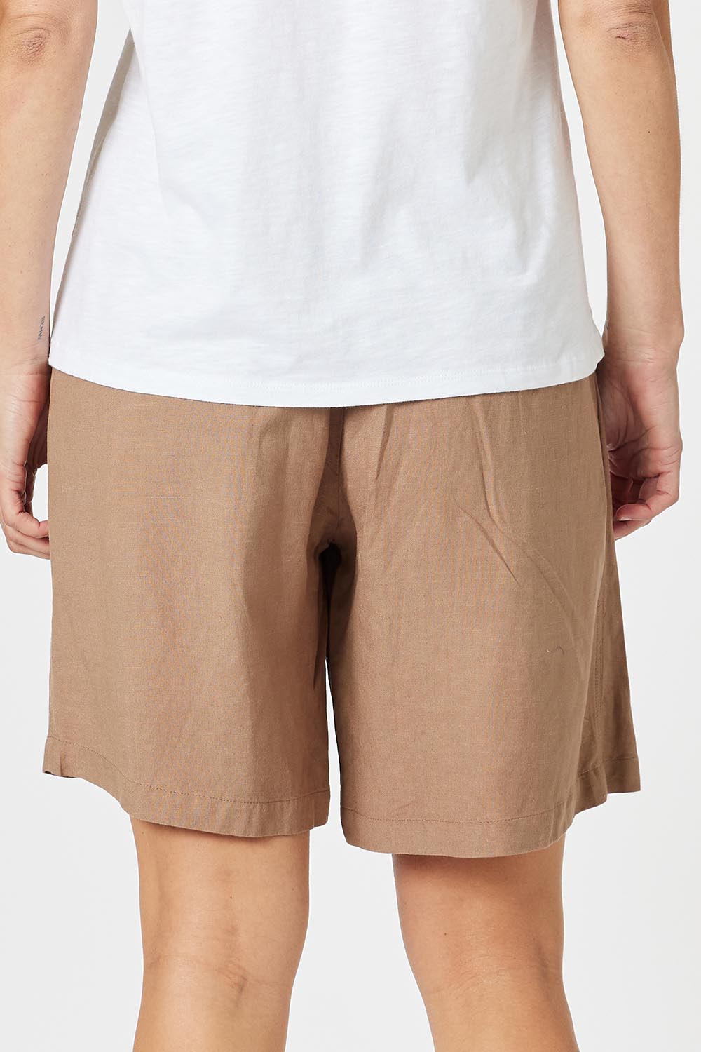 A model wearing the Lino Linen Blend Shorts in colour Nutmeg, from the back
