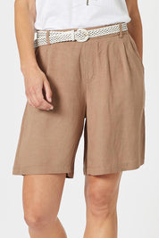 A model wearing the Lino Linen Blend Shorts in colour Nutmeg, from the front, cropped image
