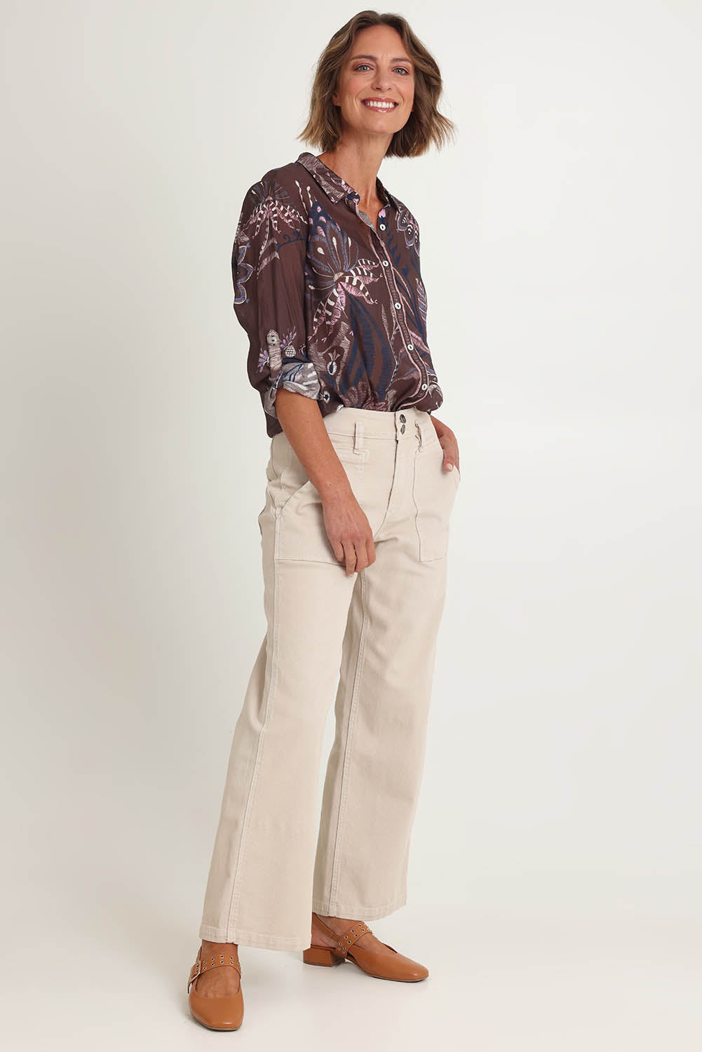 Model Riina wearing size 10 of the Montana Print Shirt in colour Coffee, from the front, showing the whole outfit