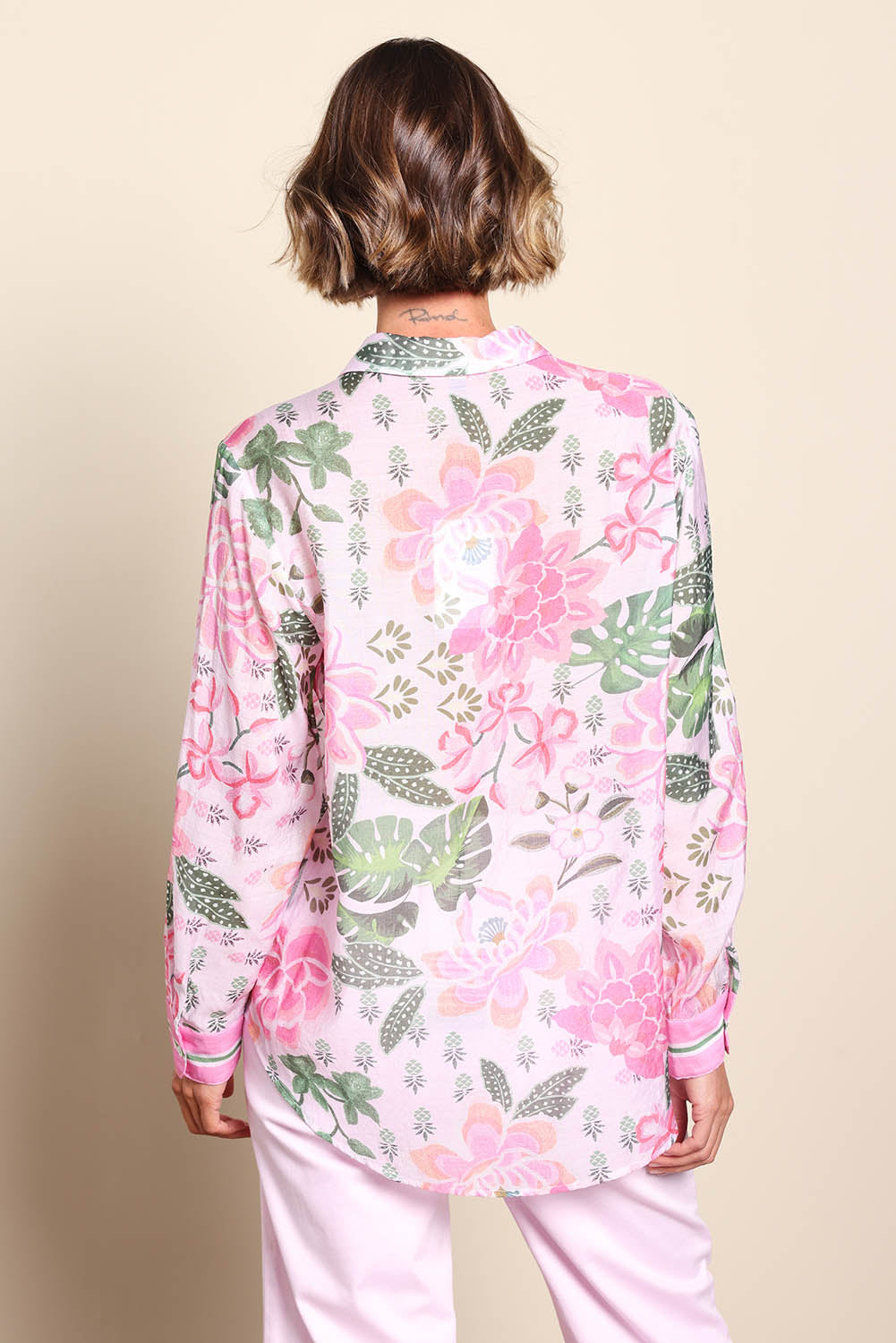 Model Riinar wearing size 10 of the Desert Oasis Shirt – Muskmulti in colour Muskmulti, from the back