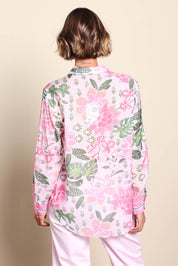 Model Riinar wearing size 10 of the Desert Oasis Shirt – Muskmulti in colour Muskmulti, from the back