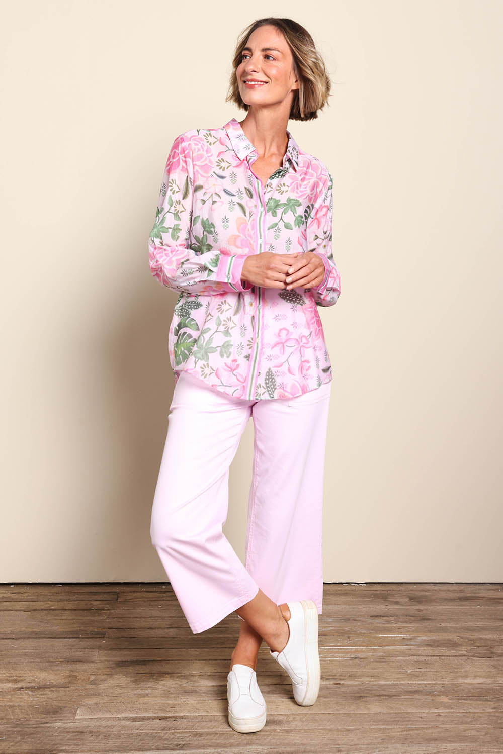 Model Riinar wearing size 10 of the Desert Oasis Shirt – Muskmulti in colour Muskmulti, from the front