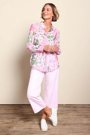 Model Riinar wearing size 10 of the Desert Oasis Shirt – Muskmulti in colour Muskmulti, from the front