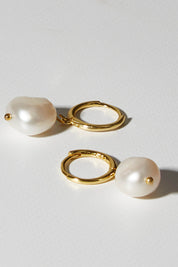 A model wearing size OneSize of the Freshwater Drop Pearl Earrings in colour Gold (Metallics), from the front, showing the whole outfit