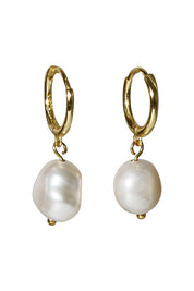 Product shot of the Freshwater Drop Pearl Earrings in colour Gold (Metallics), from the front